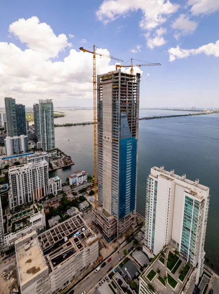米国フロリダ州マイアミ 2021年9月5日建設中のミッソンバイアのウォーターフロントマンションの空中写真2021年9月 — ストック写真