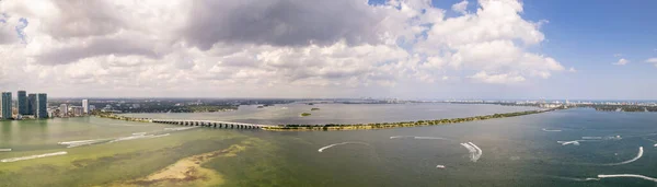 Fotografia Aérea Cenas Miami Inclui Pontes Sobre Baía Céu Nublado — Fotografia de Stock