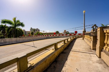 Asma köprü direkleri kapanana kadar geçit olmadığını gösteriyor.