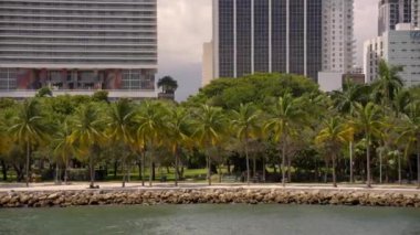 Dolly, Bayfront Park Bayside Miami 'yi vurdu. Düşük hava pov 4k 60fps