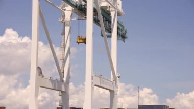 Parallax vinçleri Miami FL ABD Limanı 'na yüklerken çekti.