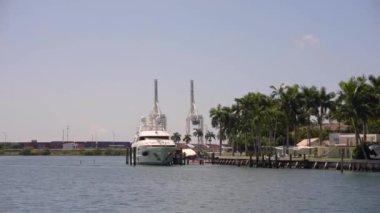 Parallax video Miami lüks malikaneleri ve 4k 60fps limanı