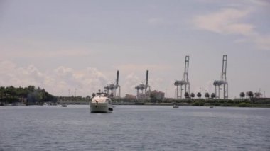 Yat körfeze demir attı. Köprü ve liman manzaralı 4k Miami Sahili