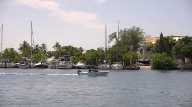 Miami 'deki insanlar küçük bir kutup teknesinde. 4k dengelenmiş izleme şarjörü