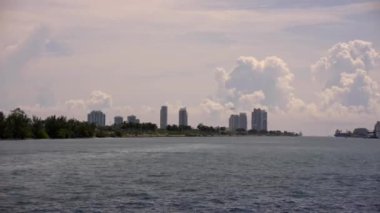Miami Beach FL 'de hükümet kesintisi. 4k 60fps hareketli video kayık pov çekim