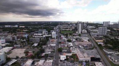 Kuzey Miami Bulvarı 4k. Hava üssü kuzeye doğru ilerliyor.