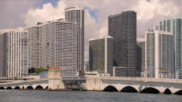 ベネチアン コーズウェイの橋とエッジウォーターの高層ビルによるマイアミのウォーターフロントのシーン 4Kジンバル安定した映像 — ストック動画