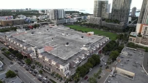 迈阿密市中心屋顶停车场的空中录像 — 图库视频影像