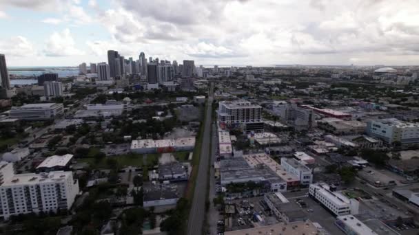 Hava Görüntüleri Wynwood Miami Şehir Merkezine Doğru Ilerliyor — Stok video