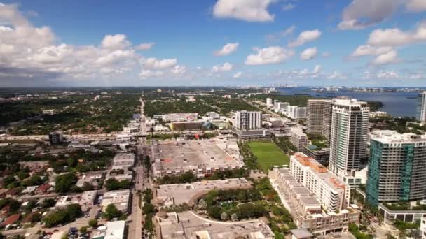 空中マイアミビデオクリップミッドタウンショッピング近づいてデザイン地区 — ストック動画