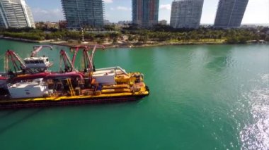 Miami sularda yük gemisi