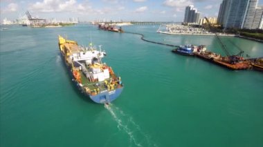 Miami sularda yük gemisi