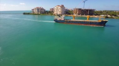 Miami sularda yük gemisi
