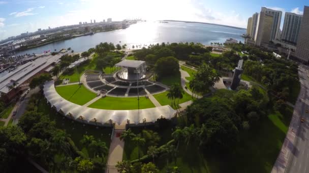 Downtown Miami och bayfront park — Stockvideo