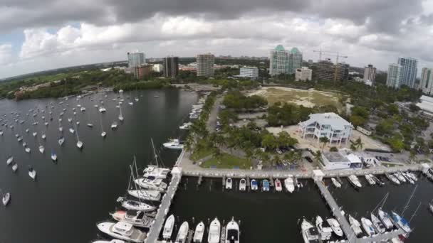 Luchtfoto video zeilboten op een jachthaven — Stockvideo