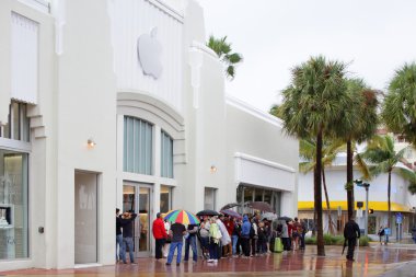 Lincoln Road Apple Store yağmurda bekleyenler