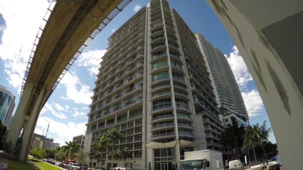 Edificio y metrorraíl en Miami — Vídeo de stock