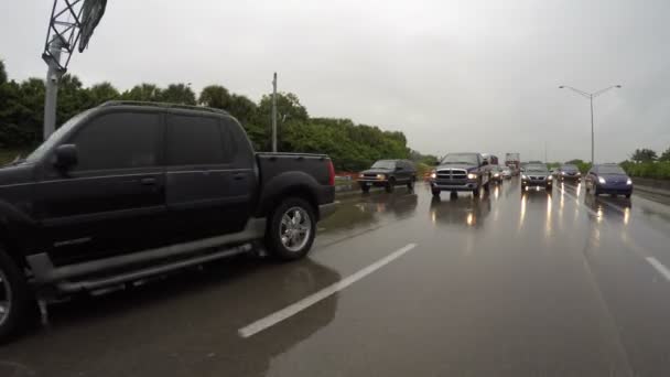 Yağmurda araba kullanırken — Stok video
