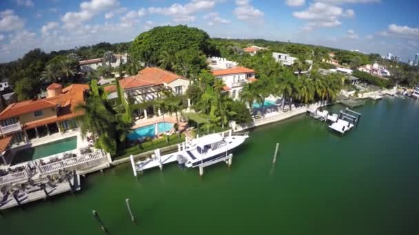 Aerial video of luxury mansions in Miami Beach — Stock Video