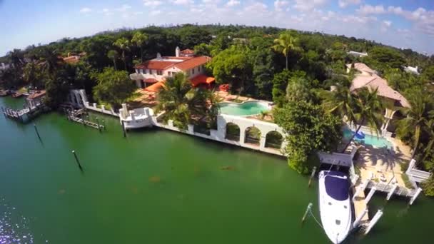 Vidéo aérienne de manoirs de luxe à Miami Beach — Video