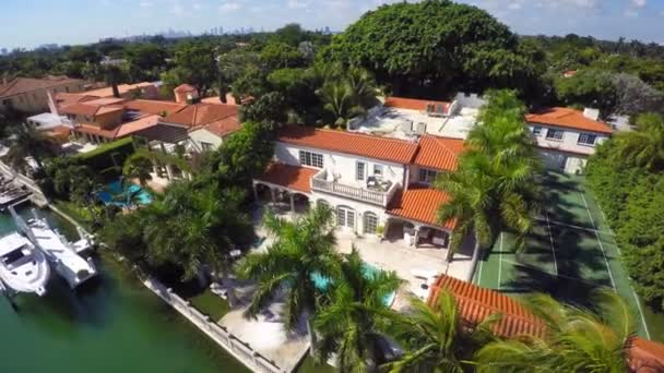 Aerial video of luxury mansions in Miami Beach — Stock Video
