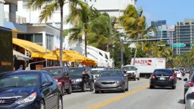 Sıcak Ocean Drive yaya ve araç trafiği