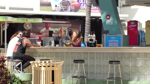 A la gente se le sirven bebidas en el bar — Vídeo de stock