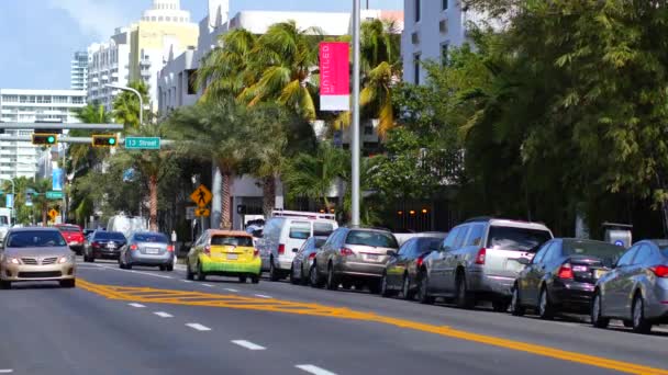 Fény a forgalom az újonnan lefektetett Collins Avenue-n — Stock videók