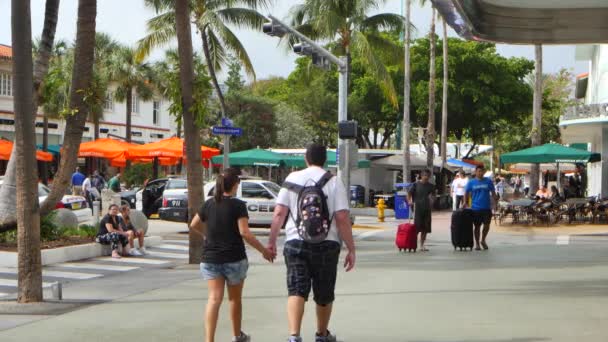 Turistas caminhando na Lincoln Road — Vídeo de Stock