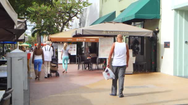 Tourists walking on Lincoln Road — Stock Video