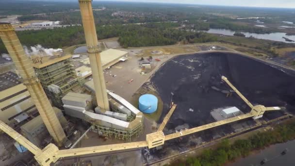 Luchtfoto video van een kolen plant — Stockvideo