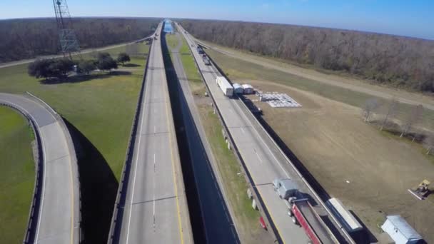 Dividir la carretera sobre el mashland en Louisiana — Vídeo de stock