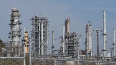 Petrol rafinerisi duman yığınları