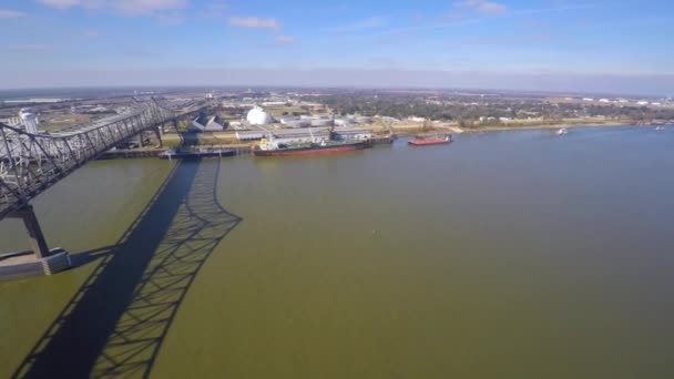 Louisiana und Brücke über den mississippi River — Stockvideo