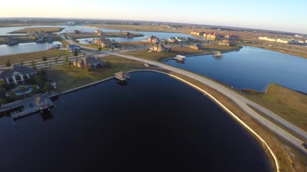 Casas en el agua en Slidell Louisiana — Vídeo de stock