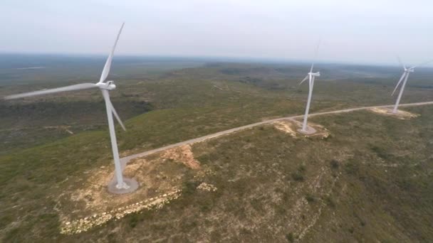Windpark met windmolens — Stockvideo
