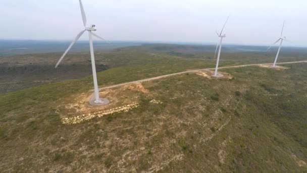 Lucht video van een windmolenpark met windgeneratoren — Stockvideo