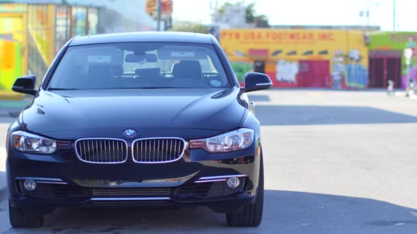 BMW M5 zaparkowany na ulicach — Wideo stockowe