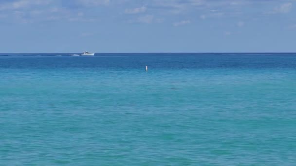 Barco en el horizonte oceánico — Vídeos de Stock