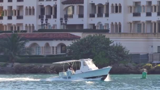 Barqueiros cruzando através do Governo Cut Miami Beach — Vídeo de Stock