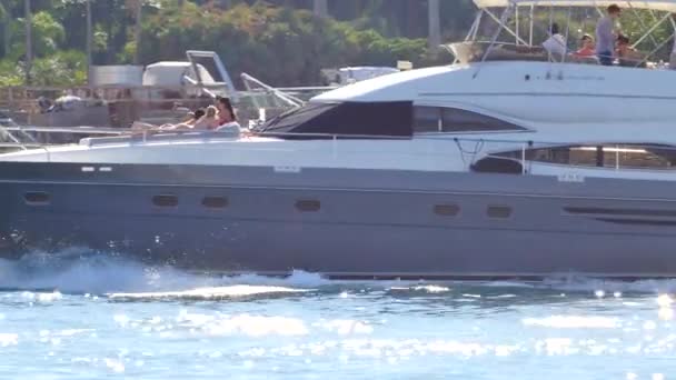 Båtfolk cruising genom regeringen skär Miami Beach — Stockvideo
