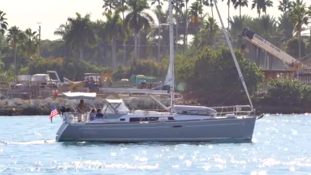 Boaters cruising through Government Cut Miami Beach — Stock Video