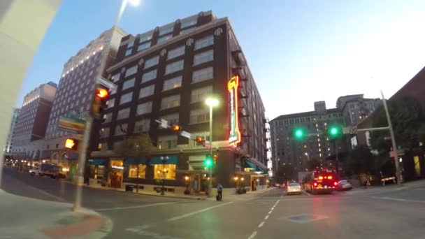 Проезжая по улицам Сан-Антонио, в центре города — стоковое видео