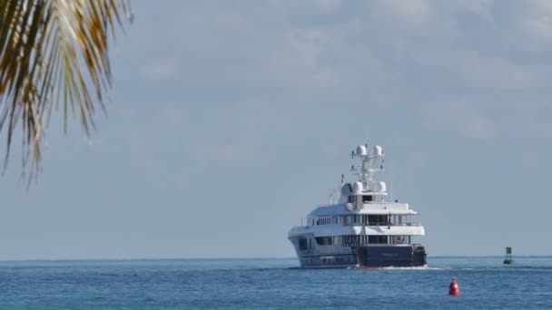 Yacht leaving MIami Beach — Stock Video