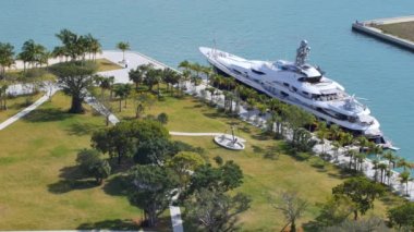 Bir helikopter ile megayacht