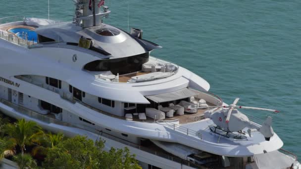 Megayacht med en helikopter — Stockvideo