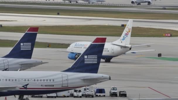 Bahamas Air taxiing at the Fort Lauderdale Aitport — Stock Video