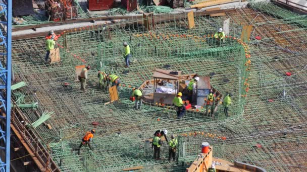 Werknemers in de industriële bouw site werk — Stockvideo