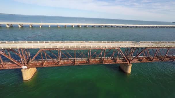 Carretera y ferrocarril de ultramar — Vídeo de stock