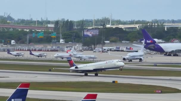 Vliegtuig dat opstijgt vanaf de luchthaven — Stockvideo